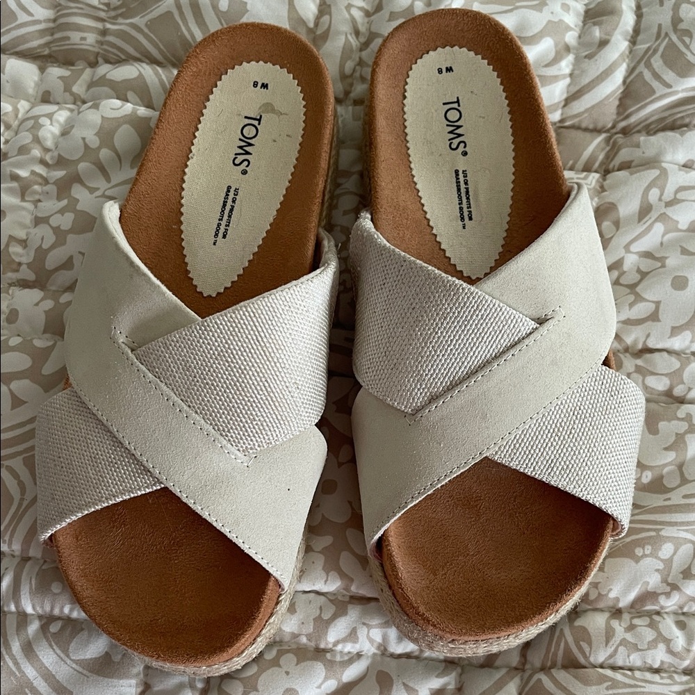 TOMS Women's Tan and Cream Cross Strap Sandals